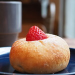 アラスカ ツヴァイ - いちご桜あんぱん（450円） カフェインレスコーヒー（650円）