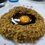 自由軒 難波本店 - 名物カレー　ソース投入