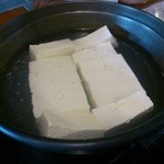 佐嘉平川屋 - 温泉水に豆腐を入れます。