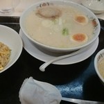 餃子の王将 - 牛骨ラーメン+半チャーハン卵スープ付き