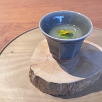 しろ - 乳製品不使用。濃密な春大根、真昆布を使用したリッチな仕上がり。京都の日本料理店ではこのスープのような表現力はあまりなく、シェフのセンスに序盤から心を鷲掴みにされました。