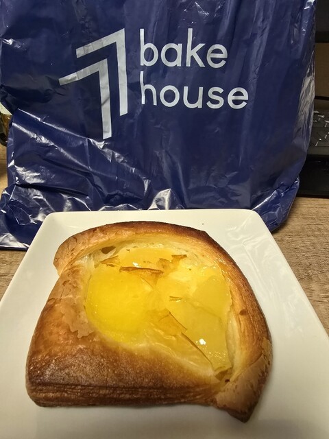 大きなパン 77 bakehouse （ナナジュウナナ ベイクハウス） - 中津（大阪