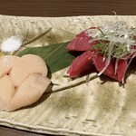丼 あて 酒 えだかん - 繊維質が感じられるホタテの刺身、赤みのマグロ