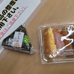 セブンイレブン - 料理写真:おにぎり しゃけ と ミニロールセット