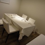 リストランテ サクラ - 白い店内