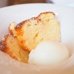 アズーリ - アーモンドのパウンドケーキ。ヨーグルトソルベ添え。