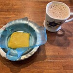 too much india - ﾊﾟﾀﾞﾑﾊﾙﾜ 300円　チャイ　300円