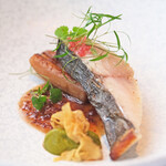 Héritage by Kei Kobayashi - ランチコース 17800円 のサワラ　霧のスープ煮詰め 万願寺唐辛子のピューレ、菊芋チップス、桃