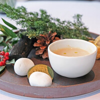 Héritage by Kei Kobayashi - ランチコース 17800円 の帆立とバジルのフリット、卵のフラン入り栗のクリームスープ、有明産の海苔を使った地鶏とチーズのチップ