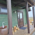 たまごや - 玄関にメニュー貼ってある