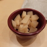 鮨 真菜 - 角切りのガリ