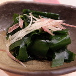 鮨 真菜 - わかめお浸し