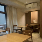 ラチュレ - ナチュラルな色使いの店内