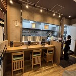 塩中華そば おかだ - カウンター方面♫ヽ(゜∇゜ヽ)♪