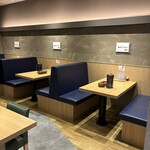 塩中華そば おかだ - (✿´꒳`)ﾉ°+.*テーブル席