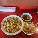中華飯店憩松苑 - マーボ丼とからあげサラダ