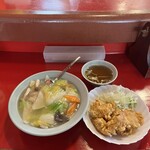 中華飯店憩松苑 - 中華飯ととりからハーフ