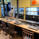 神楽坂 囲炉裏焼肉 祇園 - 1階カウンター席