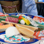 神楽坂 囲炉裏焼肉 祇園 - ＜囲炉裏BBQ＞黒毛和牛サーロイン串 本日おすすめの魚介串 平戸産大椎茸串 栃尾あぶらげ 季節の野菜など いろいろな薬味とタレで