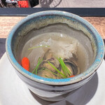 神楽坂 囲炉裏焼肉 祇園 - ＜スープ＞大和しじみの潮汁 白木耳 若芽 クコの実 露生姜