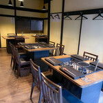 神楽坂 囲炉裏焼肉 祇園 - 1階テーブル席