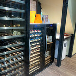 神楽坂 囲炉裏焼肉 祇園 - ワインセラーには航空会社のファーストクラス、ビジネスクラスのワインのみ