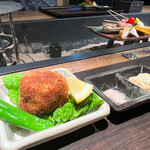 神楽坂 囲炉裏焼肉 祇園 - ＜名物＞神戸肉メンチカツ青味 レモン岩塩と自家製タルタルソースで