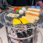 神楽坂 囲炉裏焼肉 祇園 - ＜囲炉裏BBQ＞黒毛和牛サーロイン串 本日おすすめの魚介串 平戸産大椎茸串 栃尾あぶらげ 季節の野菜など いろいろな薬味とタレで