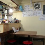 煮込み・肉刺 居酒屋こっちゃん - 店内の様子。