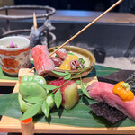 神楽坂 囲炉裏焼肉 祇園 - ＜肉前菜＞ ・黒毛和牛ローストビーフうにく寿司 焼海苔 わさび ・神戸牛生ハムの果実包み ・低温調理ビーフとブロッコリー塩茹で はちみつ赤ワインソース ・とろゆば　とんぶりキャビア 美味だし醤油 ・クリームチーズの味噌漬け ・揚げ銀杏と紫蘇長芋の串