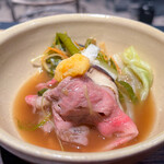 神楽坂 囲炉裏焼肉 祇園 - ＜黒毛和牛すきシャブ＞黒毛和牛サーロイン50gと京野菜をウニの風味を加えた5種類のブレンドだしで