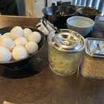 つけそば　周庵 - 生卵とネギと天かす