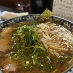 播州ラーメン だんない - 海苔がピョコっと見えてました（ヨメ様の）