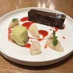 ガストロノミアヘリテージヨコハマ - チョコレートのタルトヒスケル、白いちご、ピスタチオアイス、フランボワーズソース