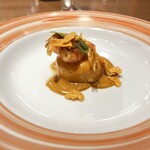 ガストロノミアヘリテージヨコハマ - スフォルマート（鯛、海老、卵）、海老のビスク、甲殻類の殻から作ったチップ