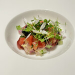 ガストロノミアヘリテージヨコハマ - 前菜１　カツオのカルパッチョ、キュウリと赤玉葱のサラダ、２層のソースとキャビア、セロリのスプラウト