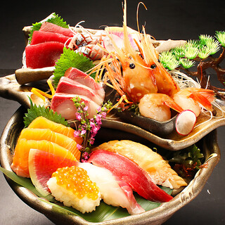 刺身と寿司の「海鮮ごった盛り」や旬のブランド魚の刺身は必食◎