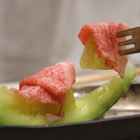 すき焼き十二天 - 【先付け】自家製熟成生ハムと特選果物