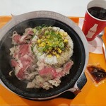 Pepper Lunch PLUS - 料理写真:こちらはお肉たっぷり&コーラ。ソースは甘口。