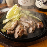 肉厚カットでジューシーに焼き上げられた『薩摩黒豚の鉄板焼』