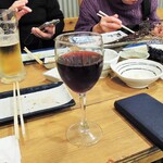 磯丸水産 - 赤ワインの向こうで注文に必死の次期社長！