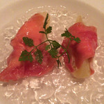 Wine Bar Ke Qoo - コース②桃のコンポートの生ハム巻き。