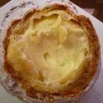 ウェスティン デリ - サックリ厚めの美味しいシュー皮になめらかなクリームたっぷり！