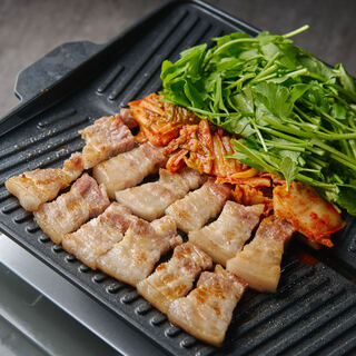 肉厚な「サムギョプサル」は必食！セリの追加注文がおすすめ