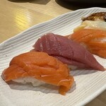  寿司酒場 すし屋の秀ヨシ - サーモン & マグロ握り ネタ2枚乗せ