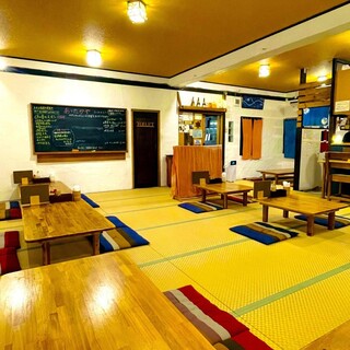 地元の方にも愛されゆんたく文化を感じられる沖縄古民家風の空間