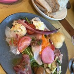 Trattoria Da KENZO - 前菜盛り合わせです。カルパッチョ3種。生ハムとプラッターチーズも美味しい。