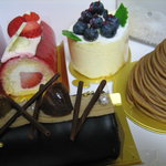 マロンのプティビッシュ、イチゴのプティビッシュ、ブルーベリーレアチーズケーキ、金のモンブラン