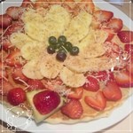 モエナ カフェ - フルーツパンケーキ
      生地はもっちり♡フルーツが一面に敷き詰められてて幸せ（≧∇≦）