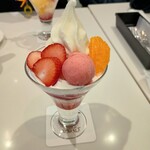 タカノフルーツパーラー - ちょっとアイス多めかな。苺と柑橘がただの添え物っぽい感。でも好き